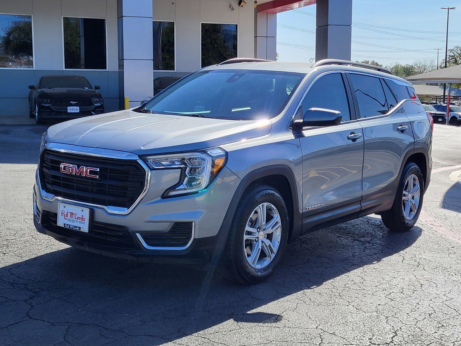 Used 2023 GMC Terrain SLE w/ Driver Convenience Package image 8