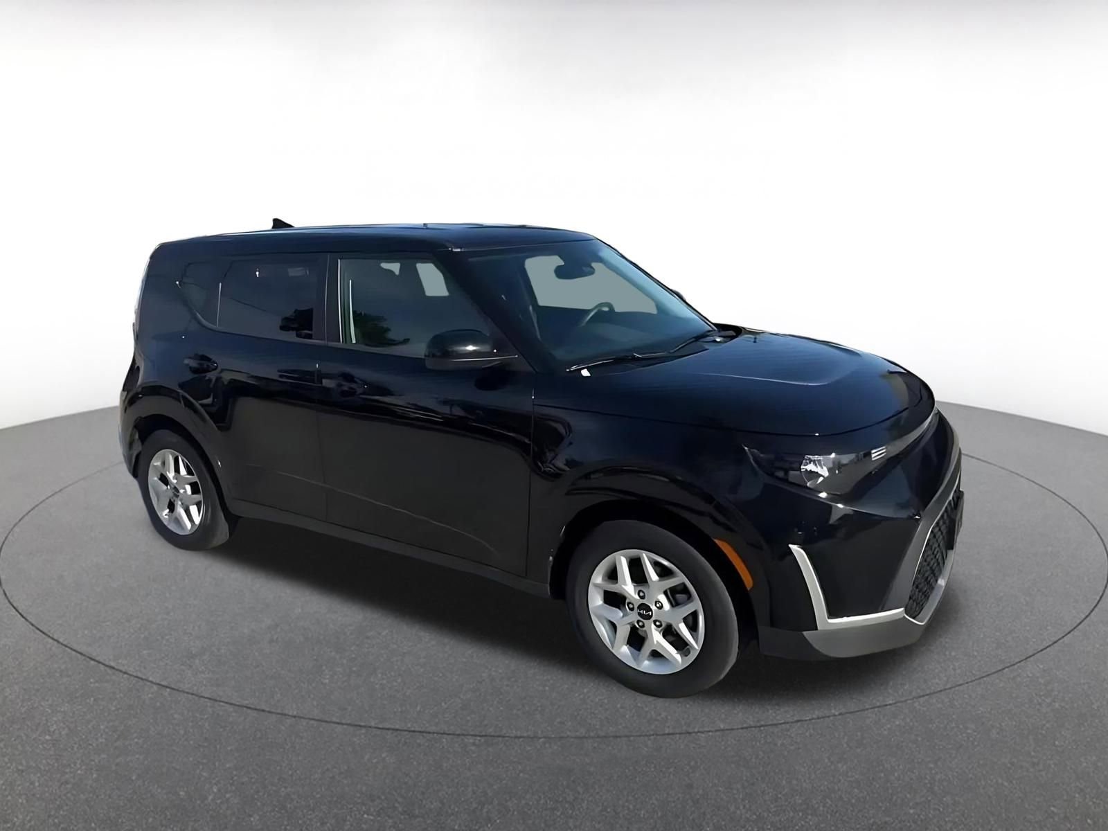 Used 2025 Kia Soul LX w/ LX Technology Package FWD image 2