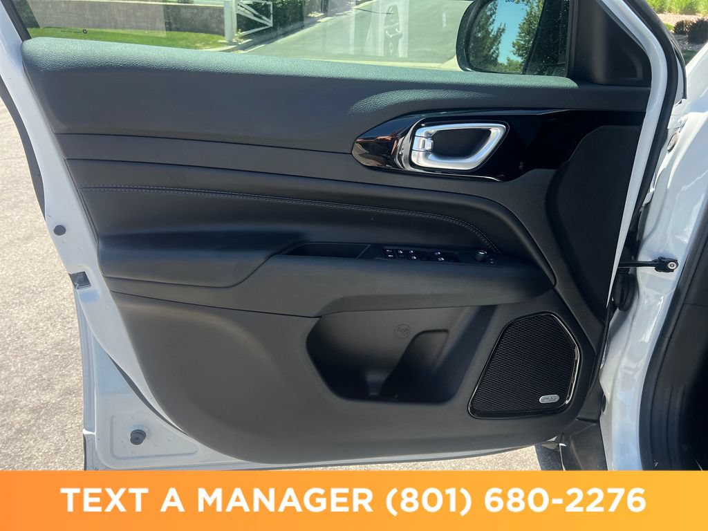 Used 2025 Jeep Compass Latitude w/ Sun & Sound Group AWD/4WD image 10