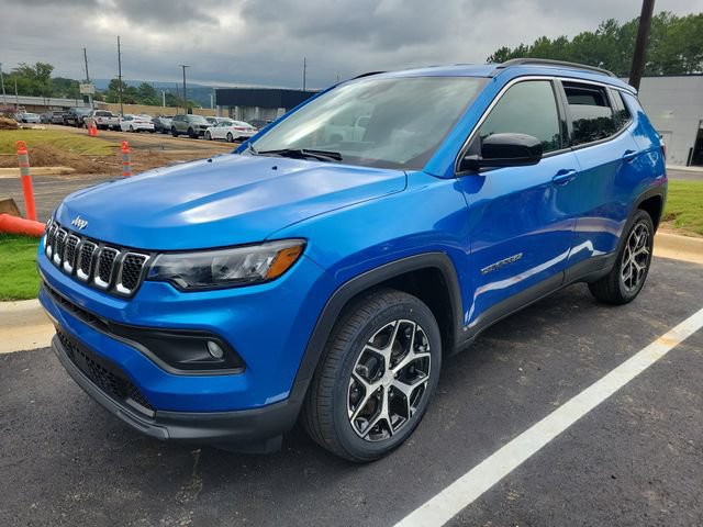 Used 2024 Jeep Compass Latitude AWD/4WD image 3