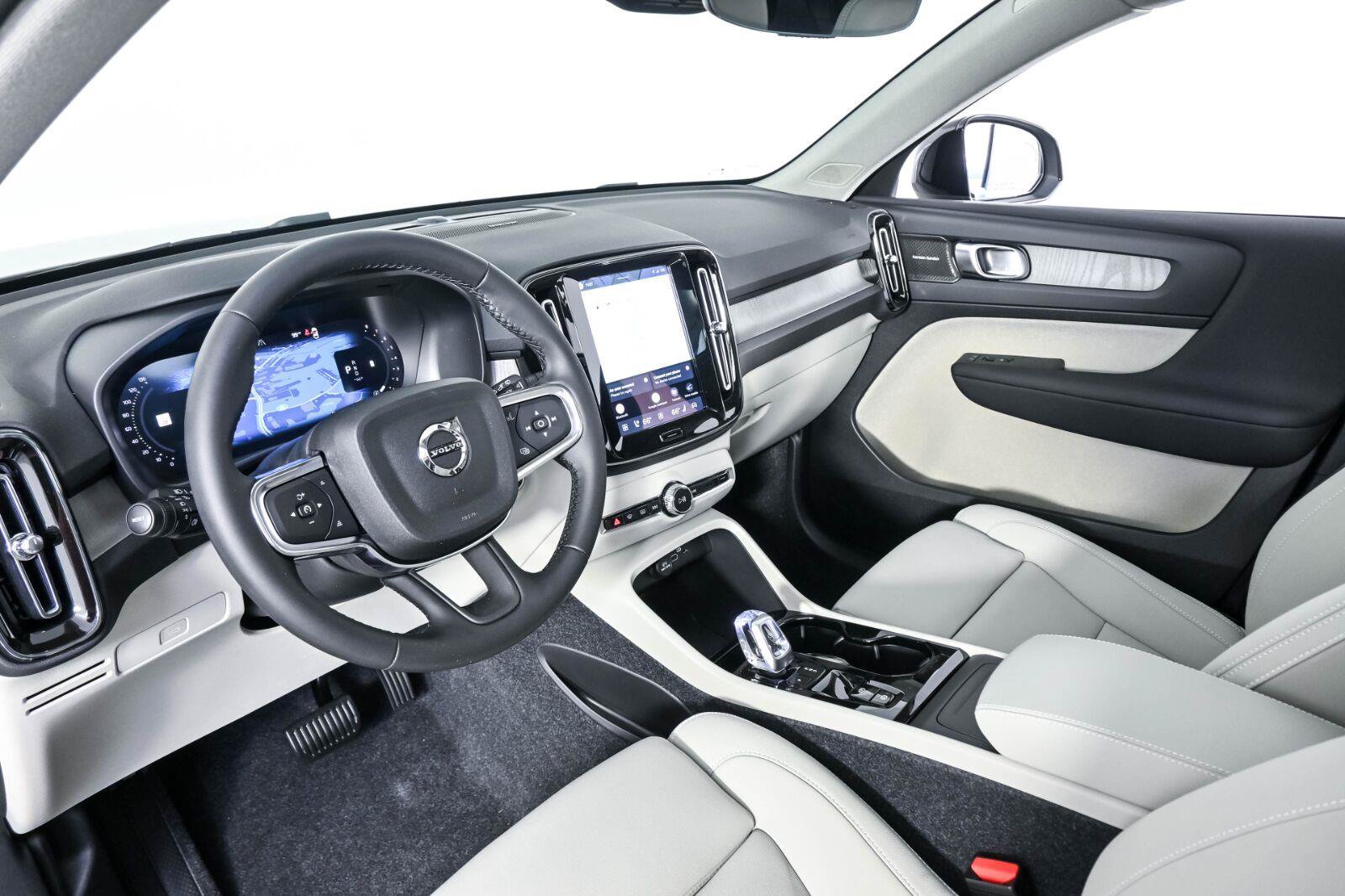 New 2026 Volvo XC40 B5 Plus w/ Climate Package AWD/4WD image 4