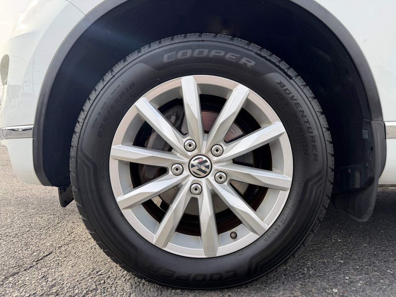 Used 2016 Volkswagen Touareg Sport image 27