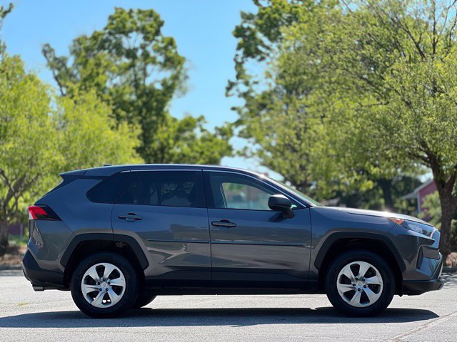 Used 2022 Toyota RAV4 LE FWD image 4