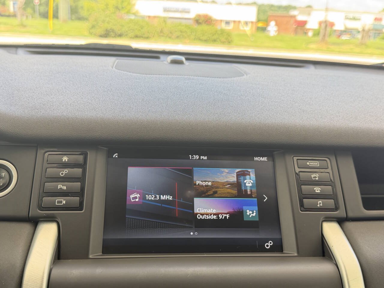 Used 2017 Land Rover Discovery Sport SE AWD/4WD image 13
