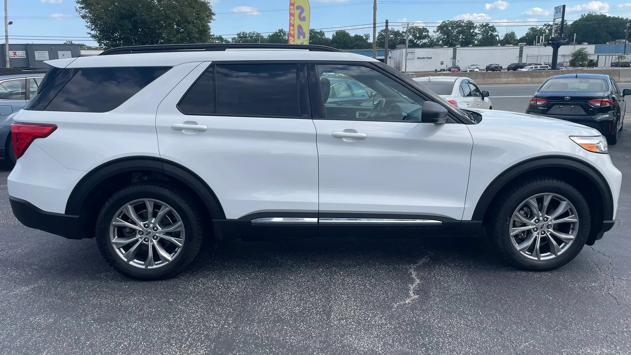 Used 2020 Ford Explorer XLT w/ Equipment Group 202A AWD/4WD image 4