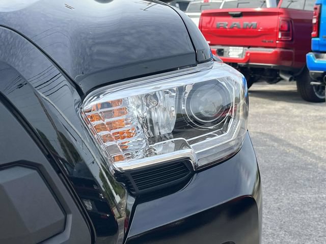 Used 2022 Toyota Tacoma TRD Off-Road AWD/4WD image 9