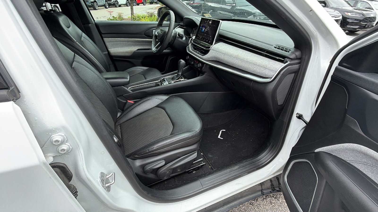 Used 2024 Jeep Compass Latitude AWD/4WD image 19