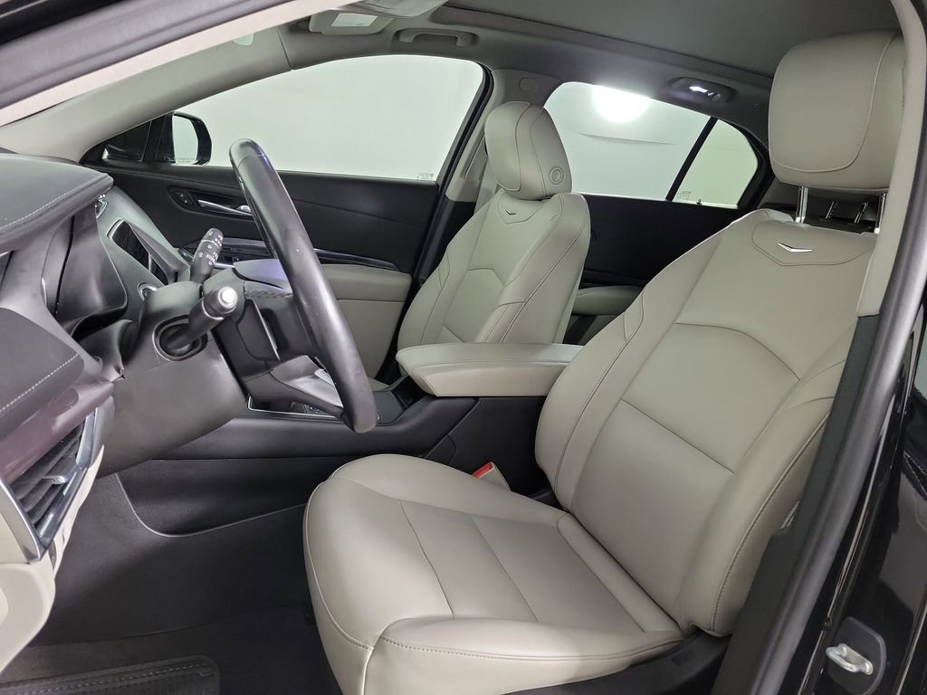 Used 2021 Cadillac XT4 Luxury w/ Cold Weather Package FWD image 16
