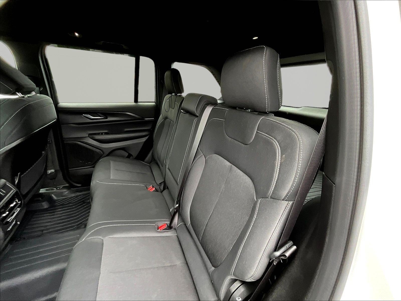 Used 2025 Jeep Grand Cherokee Laredo w/ Luxury Tech Group I AWD/4WD image 22