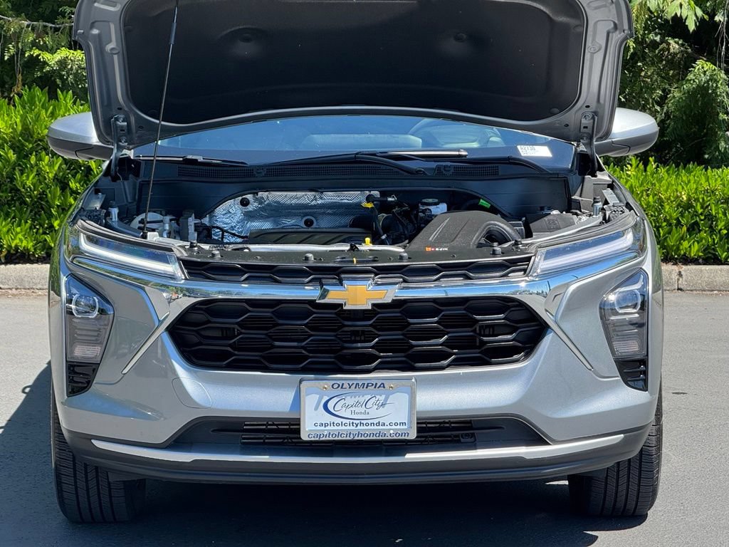 Used 2025 Chevrolet Trax LT FWD image 35