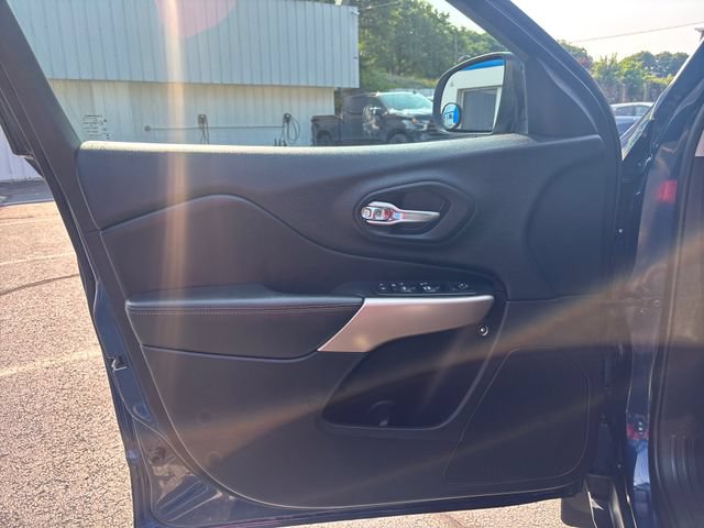 Used 2018 Jeep Cherokee Limited w/ Trailer Tow Group AWD/4WD image 13