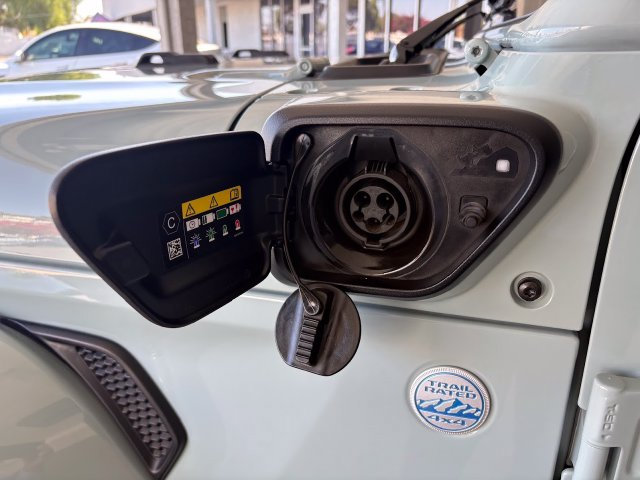 Used 2024 Jeep Wrangler Unlimited Sahara AWD/4WD image 9