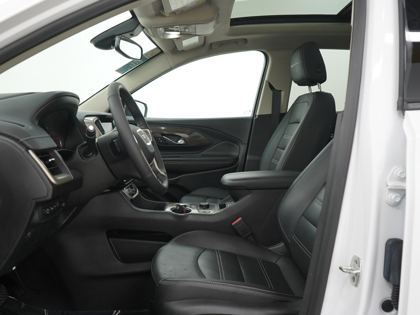 Used 2024 GMC Terrain Denali w/ Denali Premium Package AWD/4WD image 25