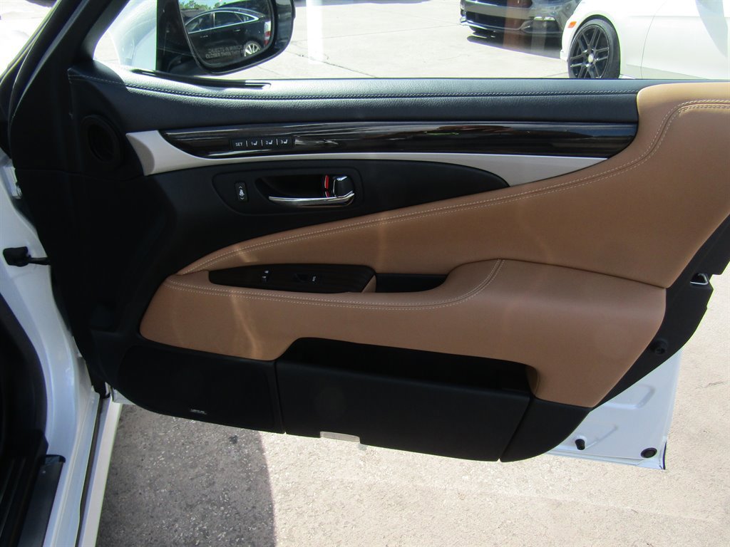 Used 2017 Lexus LS 460 w/ Comfort Package image 9