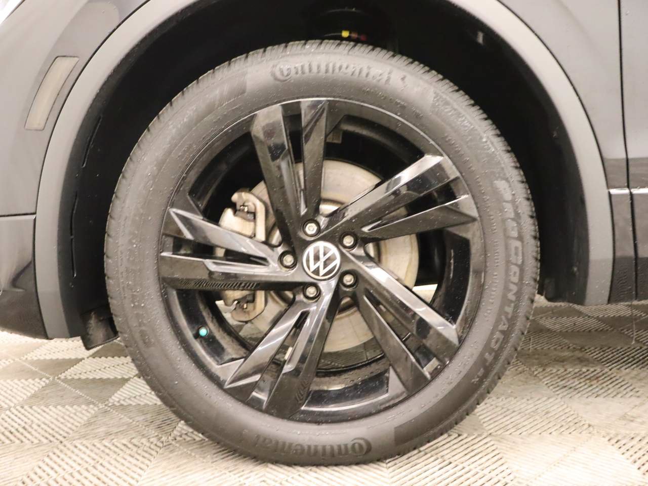 Used 2023 Volkswagen Tiguan SE R-Line AWD/4WD image 6