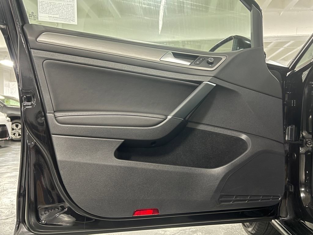 Used 2015 Volkswagen Golf S image 37