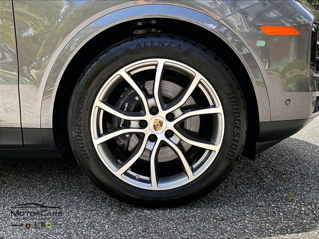 Used 2026 Porsche Cayenne AWD/4WD image 32