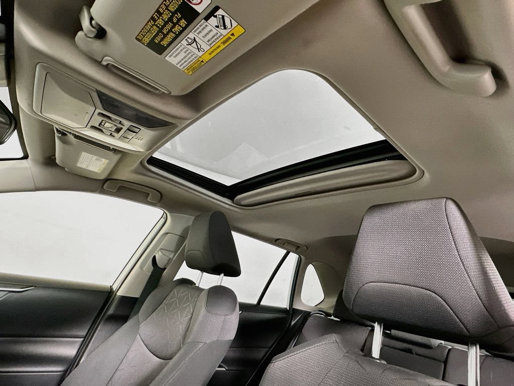 Used 2021 Toyota RAV4 XLE w/ Convenience Package FWD image 11