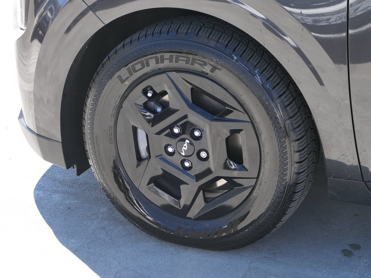 Used 2025 Kia Carnival FWD image 10