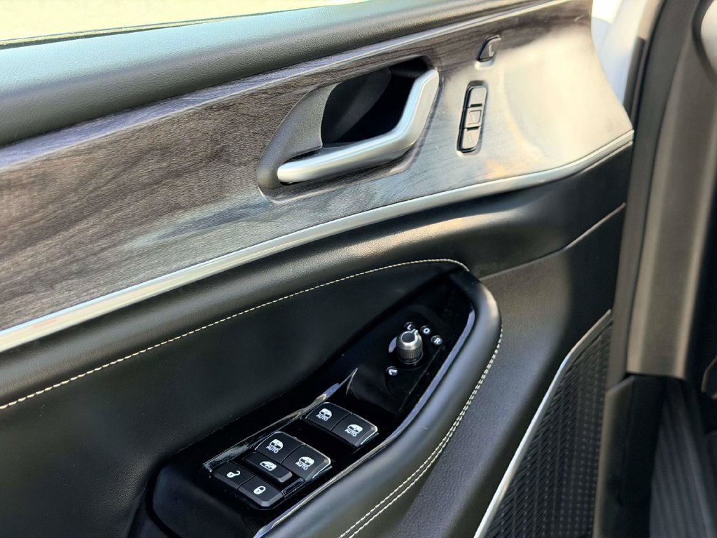 Certified 2023 Jeep Grand Cherokee Overland w/ Luxury Tech Group IV AWD/4WD image 13
