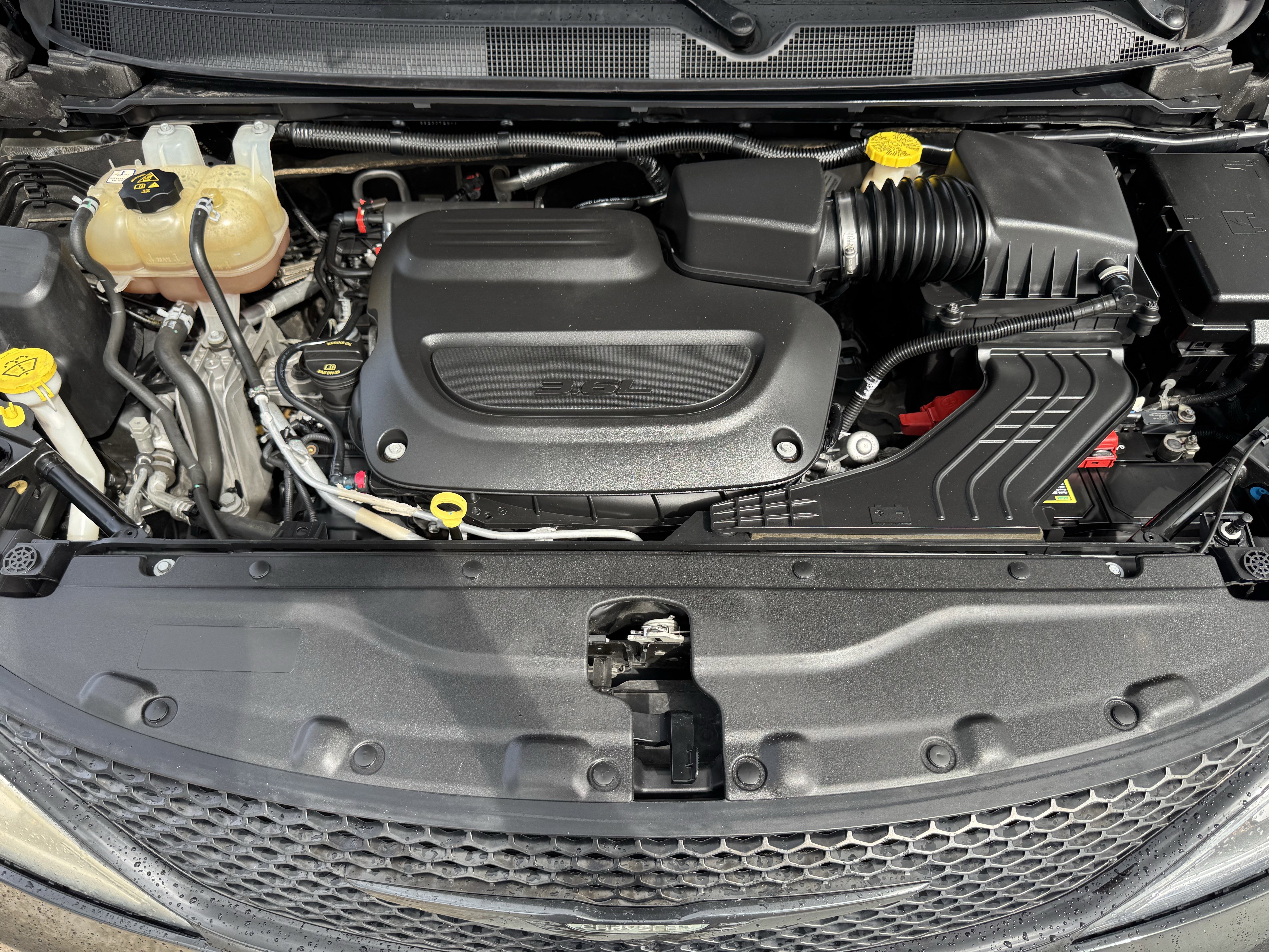 Used 2019 Chrysler Pacifica Touring-L Plus w/ Advanced Safetytec Group FWD image 31