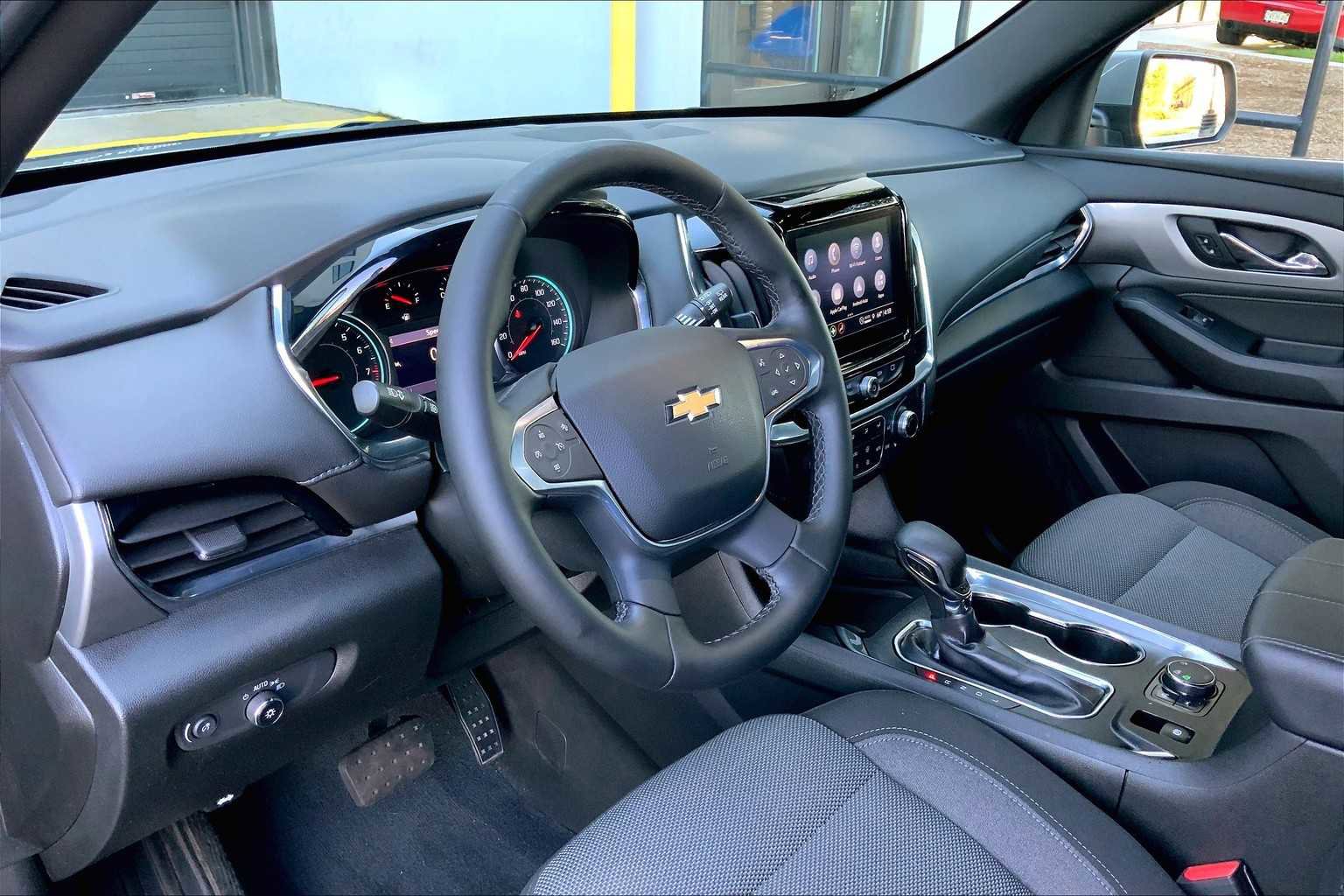 Used 2023 Chevrolet Traverse LT image 17