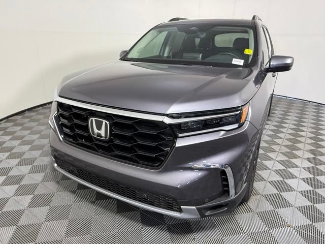 Used 2025 Honda Pilot Touring image 2
