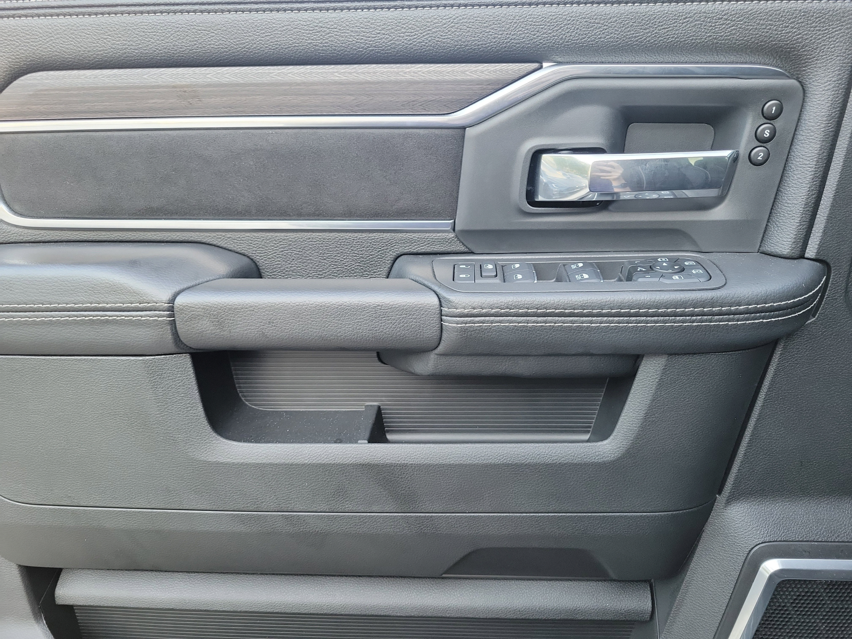 Used 2025 RAM 2500 Laramie w/ Night Edition AWD/4WD image 12