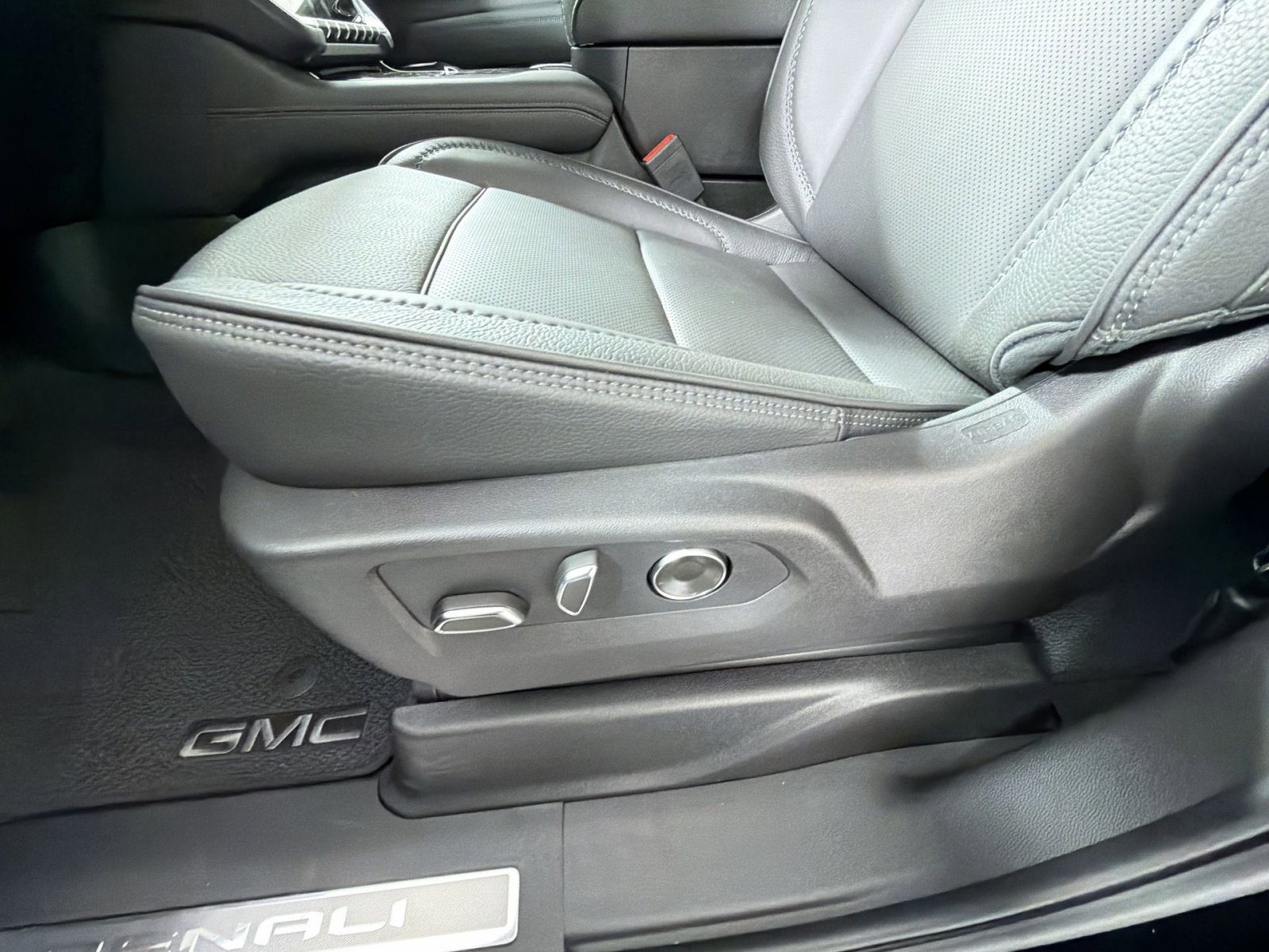 New 2026 GMC Yukon XL Denali w/ Denali Reserve Package image 14