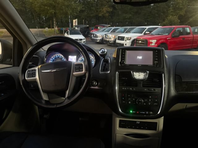 Used 2015 Chrysler Town & Country Touring-L w/ Driver Convenience Group FWD image 14