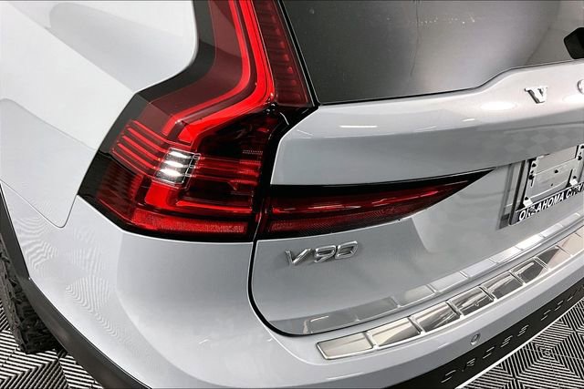 Used 2025 Volvo V90 B6 Cross Country Plus w/ Protection Package Premier AWD/4WD image 20