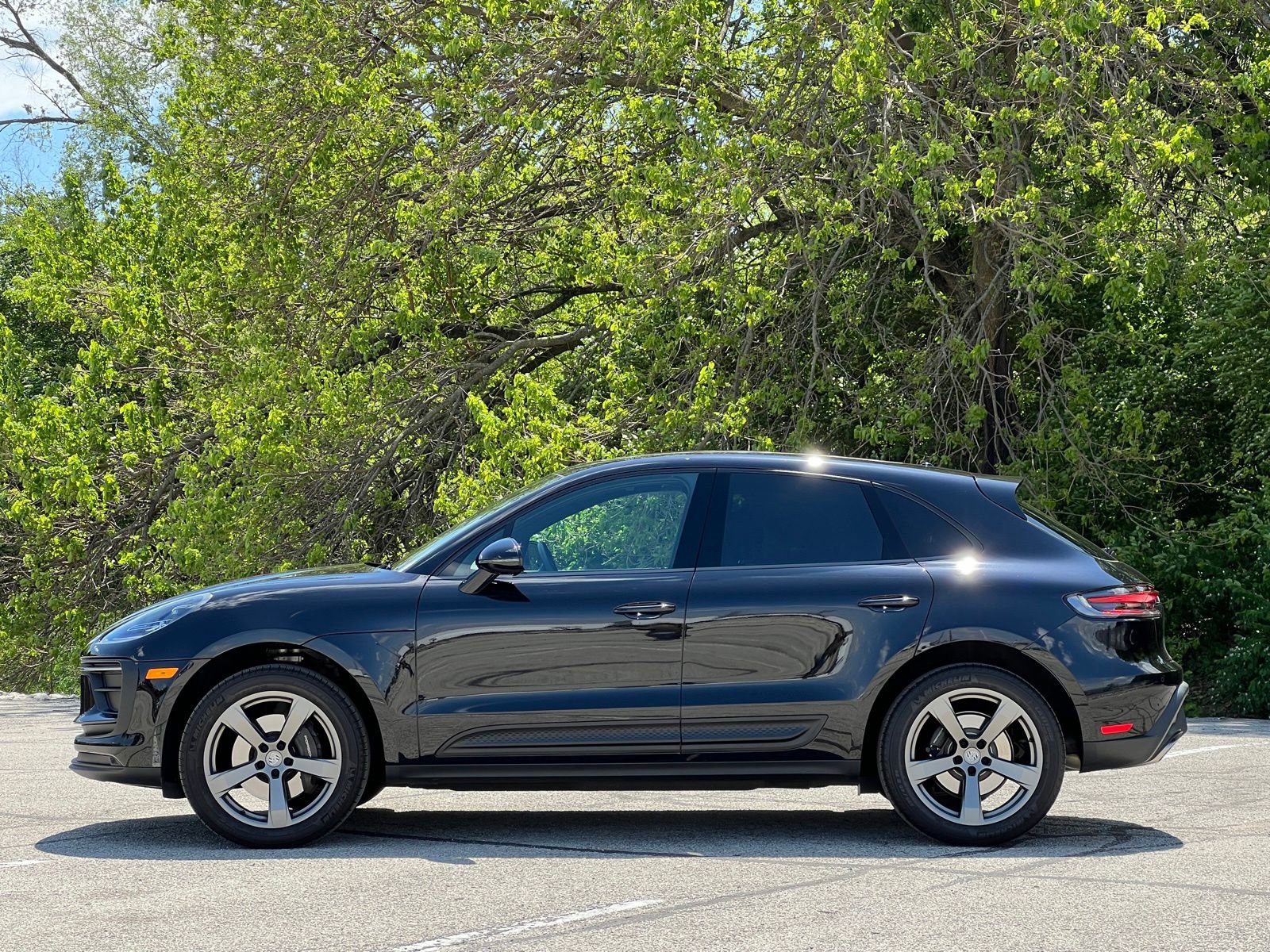 Certified 2025 Porsche Macan AWD/4WD image 2