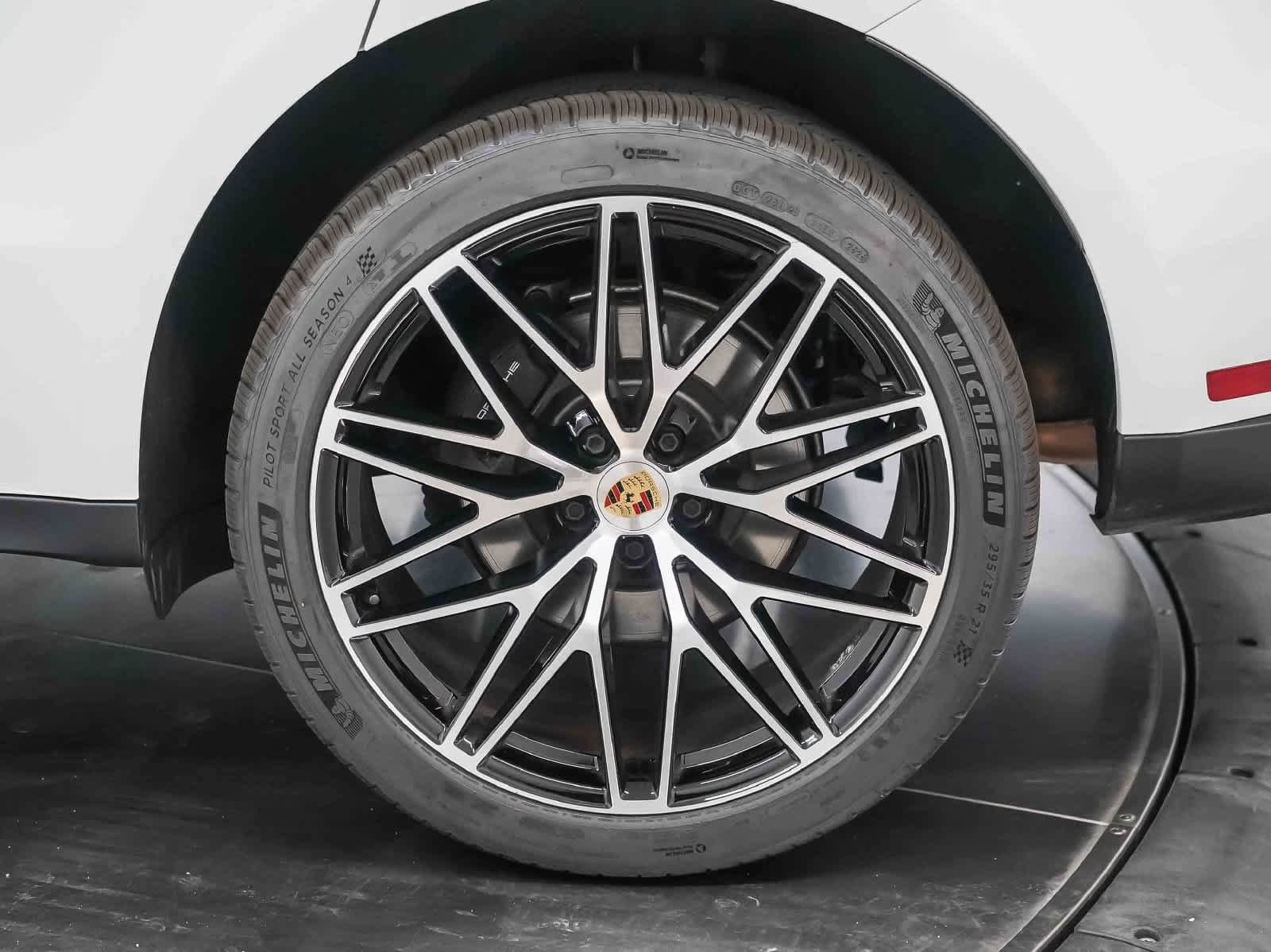 Certified 2026 Porsche Macan AWD/4WD image 11