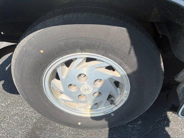 Used 1995 Ford E-150 and Econoline 150 RWD image 23