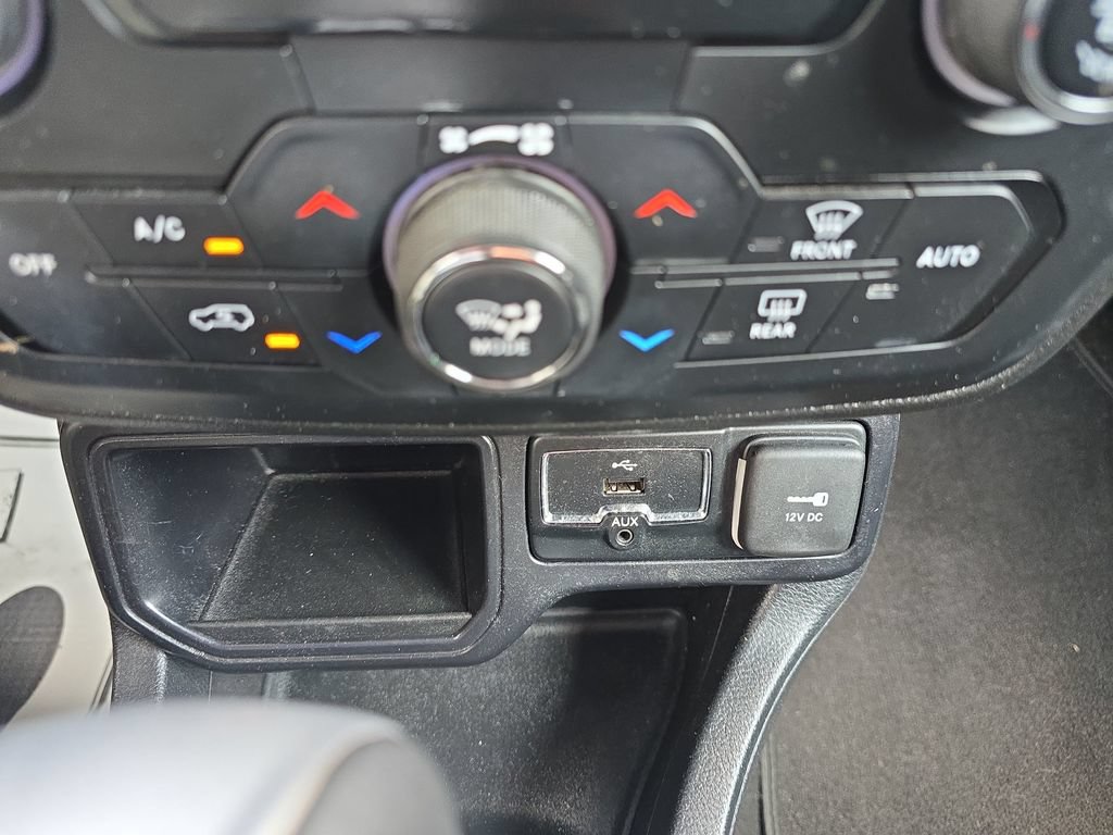Used 2018 Jeep Renegade Latitude FWD image 26