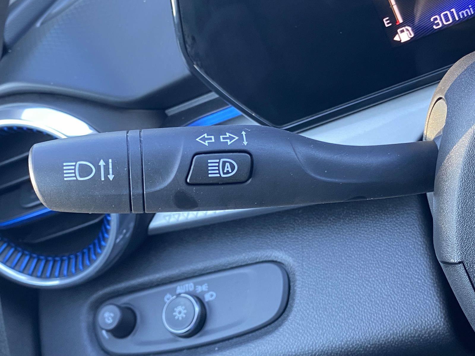 Used 2025 Chevrolet Trax LT FWD image 29