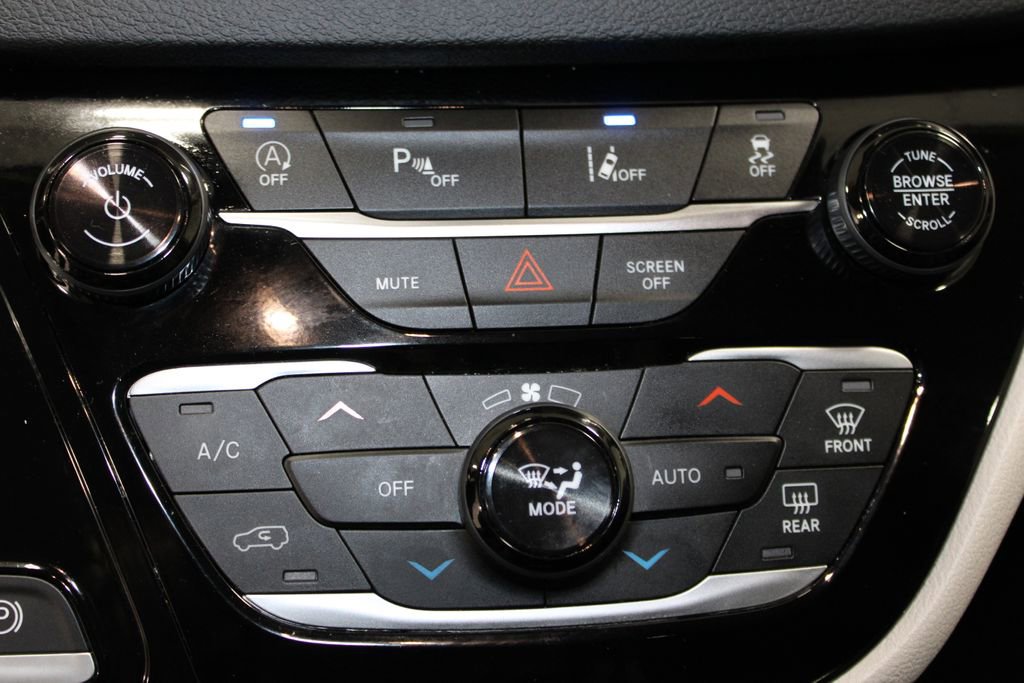 Used 2024 Chrysler Pacifica Touring-L image 51