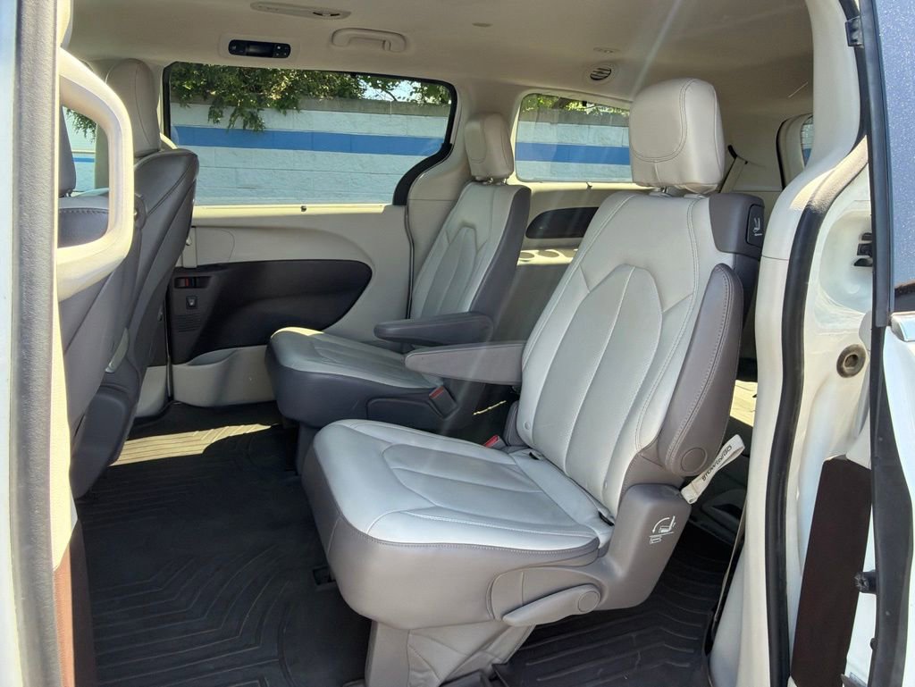 Used 2018 Chrysler Pacifica Touring-L Plus FWD image 18