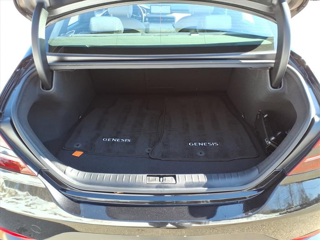 Used 2025 Genesis G70 2.5T image 8