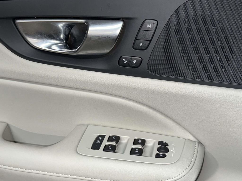 Used 2025 Volvo S60 T8 Plus image 24