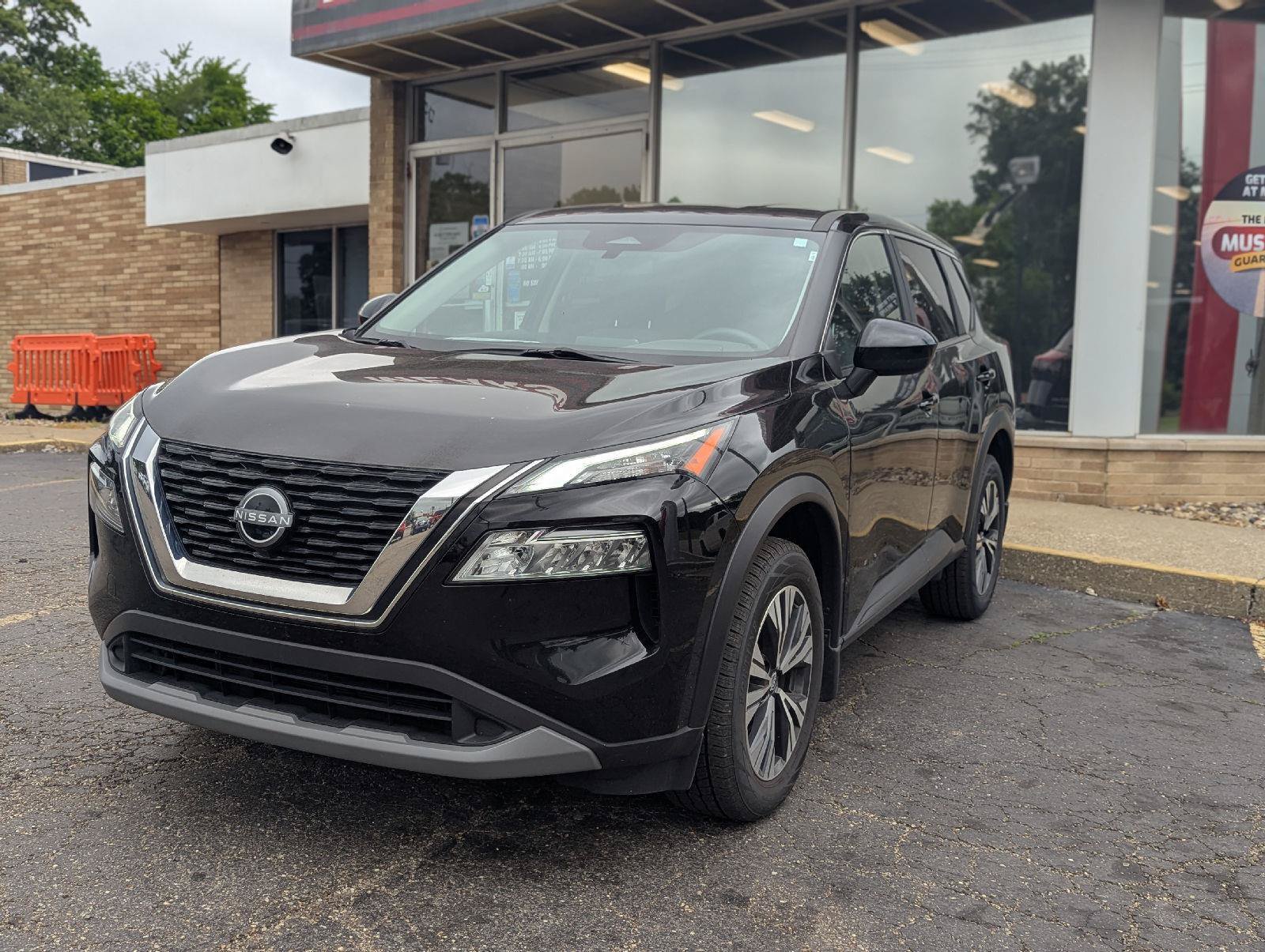 Used 2023 Nissan Rogue SV AWD/4WD image 2