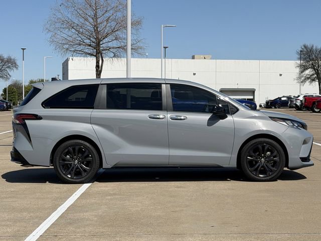 Used 2025 Toyota Sienna XSE image 3