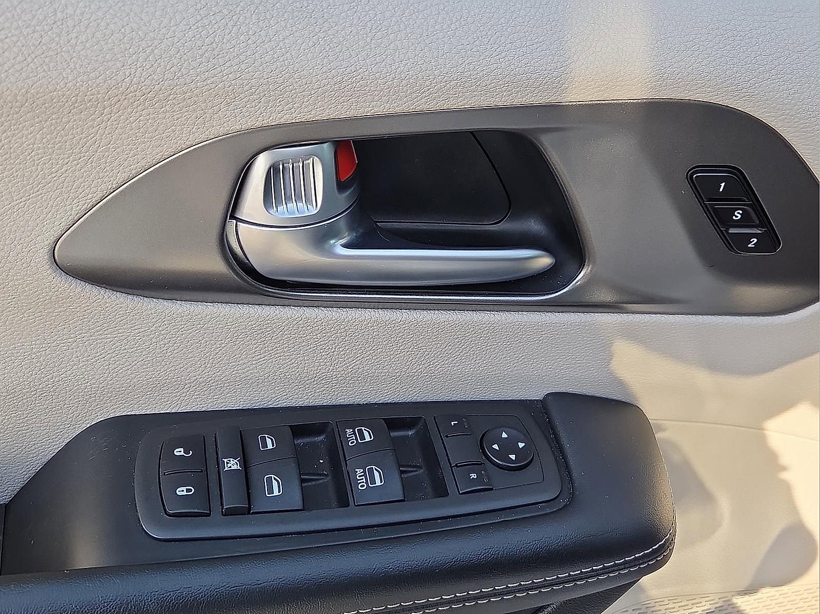 Used 2024 Chrysler Pacifica Touring-L image 14