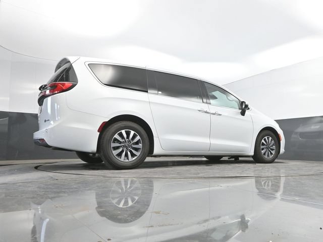 Used 2023 Chrysler Pacifica Touring-L FWD image 44
