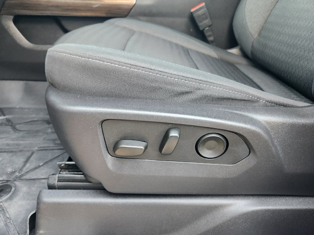 Used 2025 Chevrolet Silverado 1500 LT Trail Boss w/ Convenience Package II AWD/4WD image 23