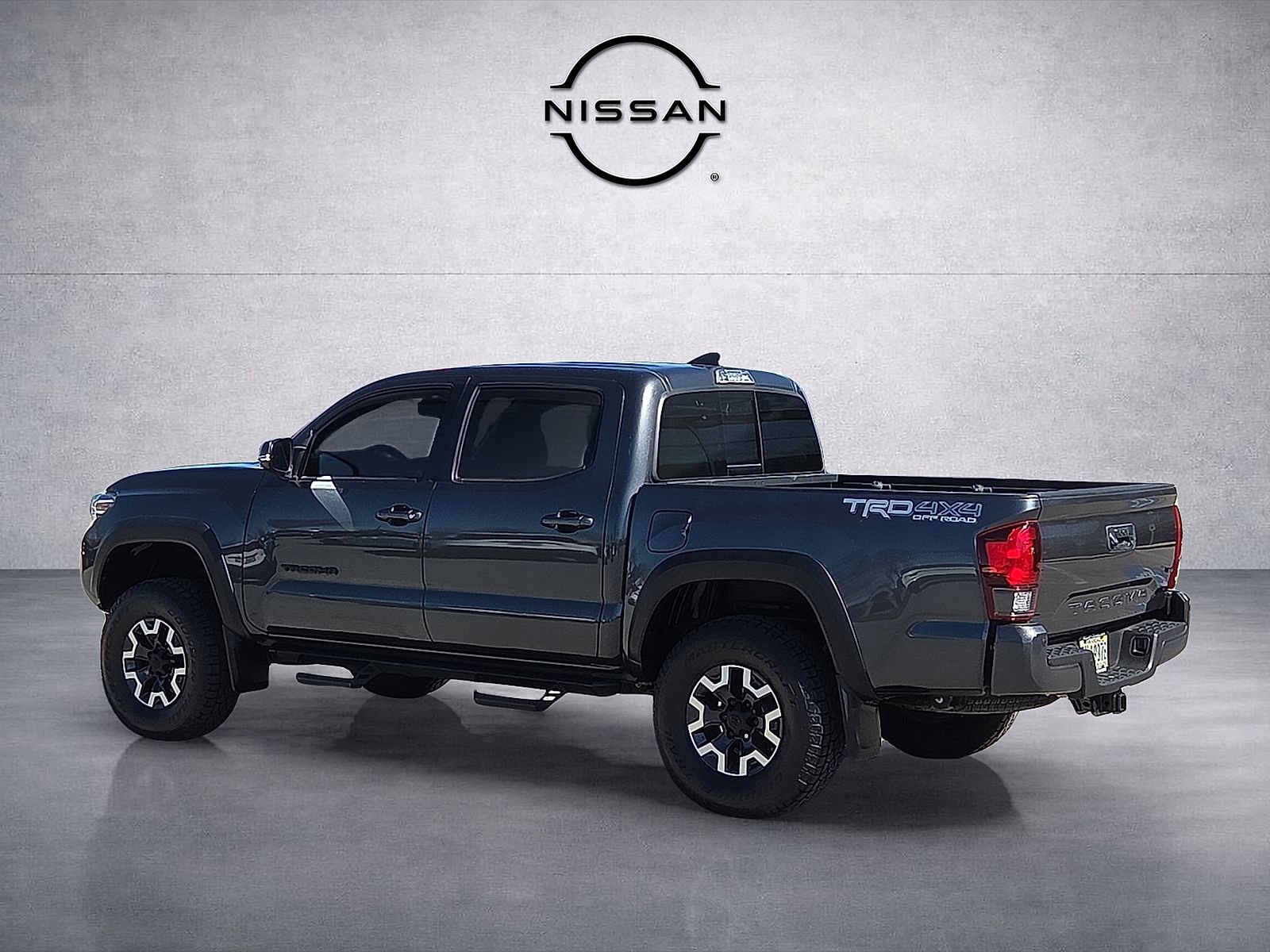 Used 2018 Toyota Tacoma TRD Off-Road w/ Technology Package image 4