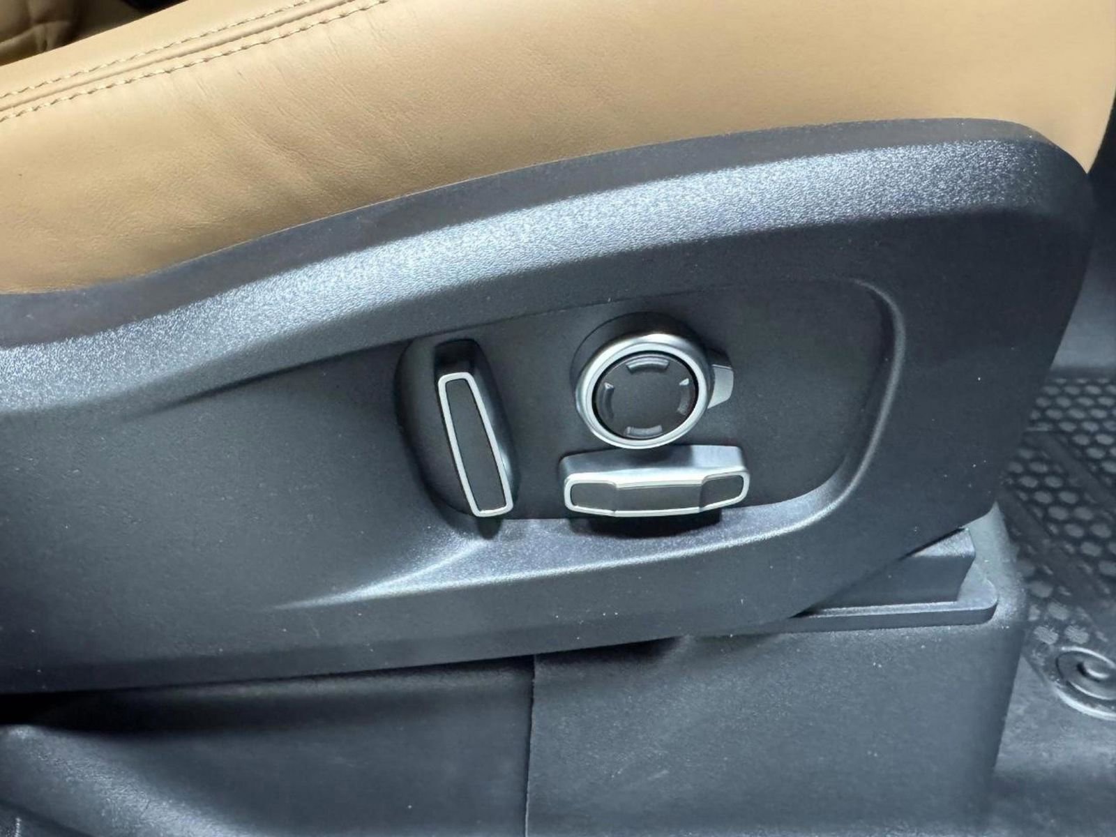 New 2026 Land Rover Defender 130 X-Dynamic SE image 20