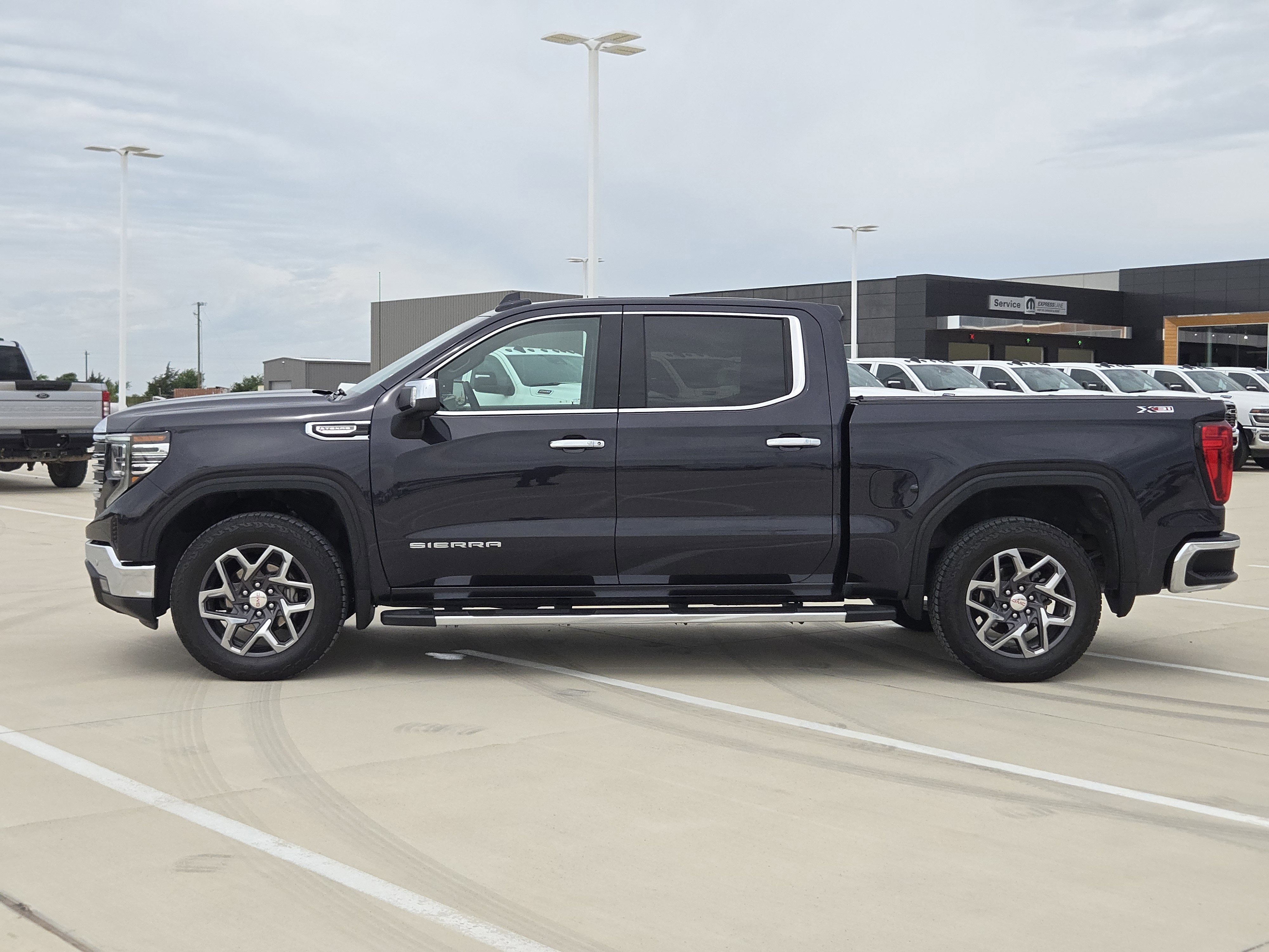 Used 2024 GMC Sierra 1500 SLT AWD/4WD image 4
