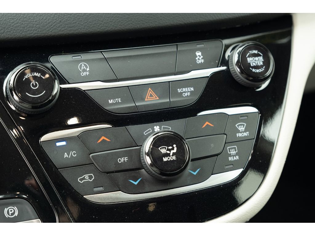 Used 2023 Chrysler Voyager LX image 28