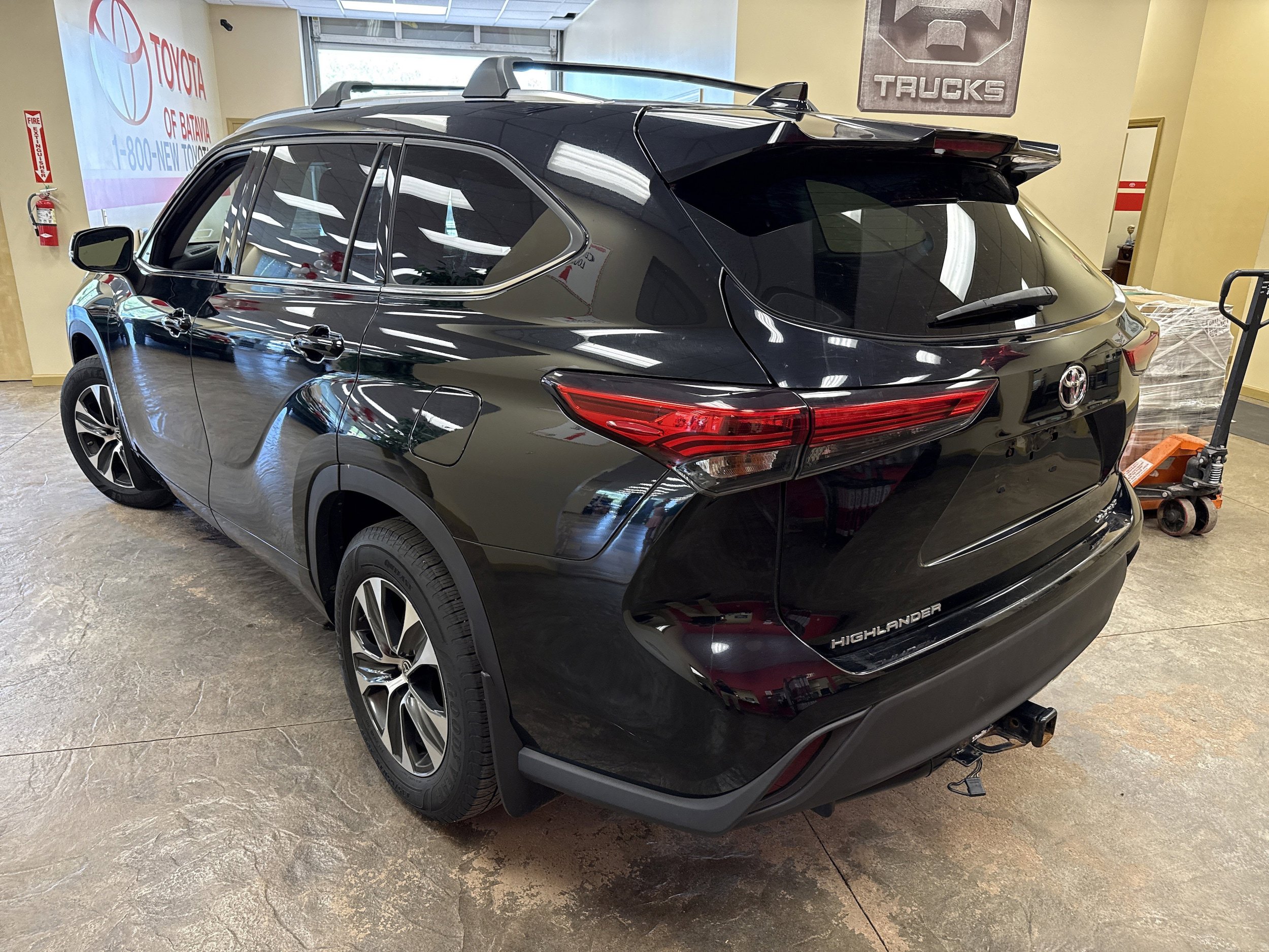 Used 2020 Toyota Highlander XLE AWD/4WD image 8